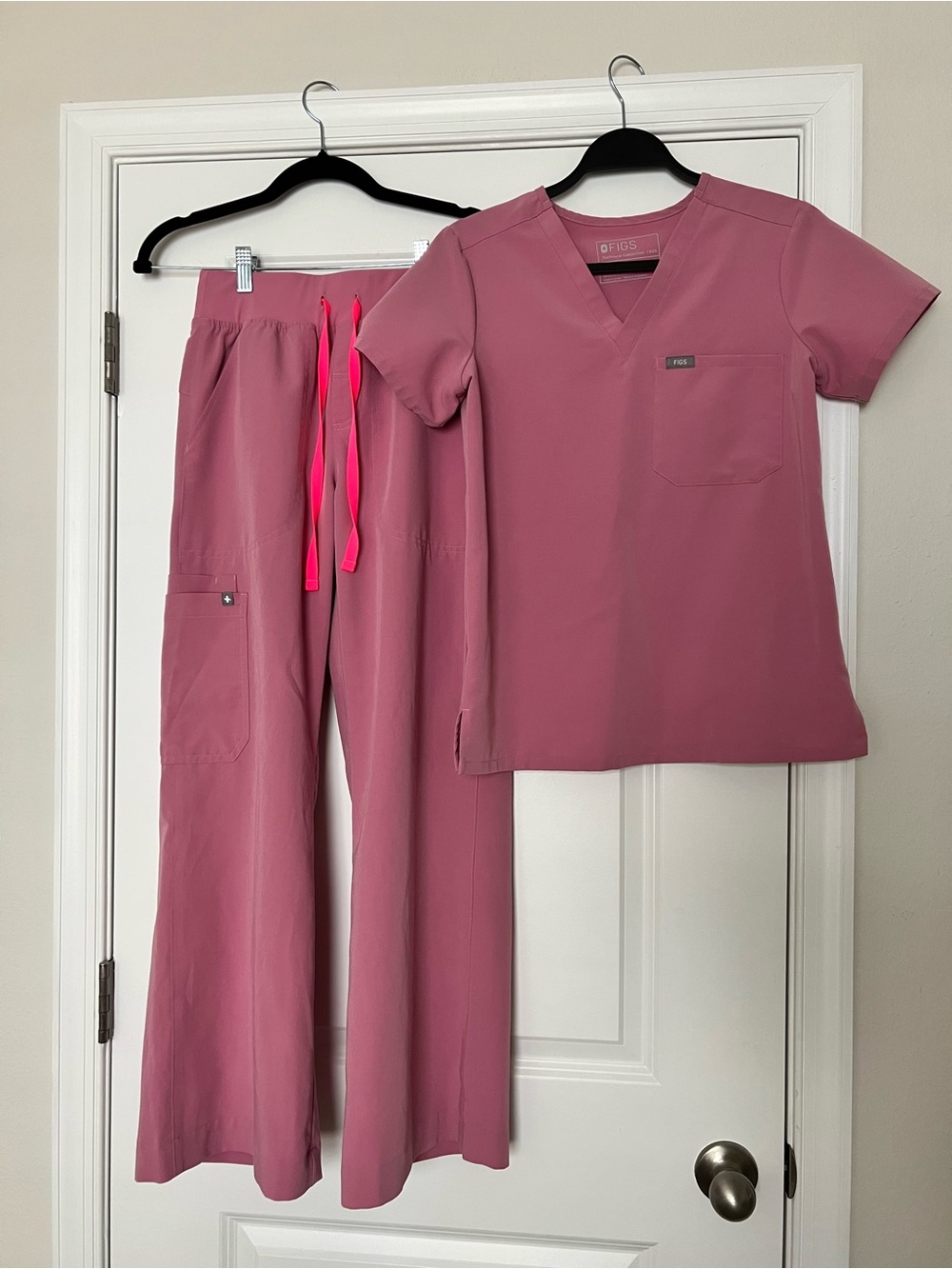 Figs Chalk Pink Scrub Set